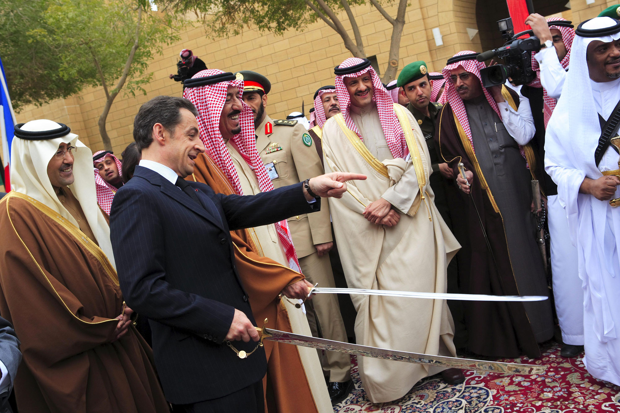 Le roi Salmane et Nicolas Sarkozy. D. R.